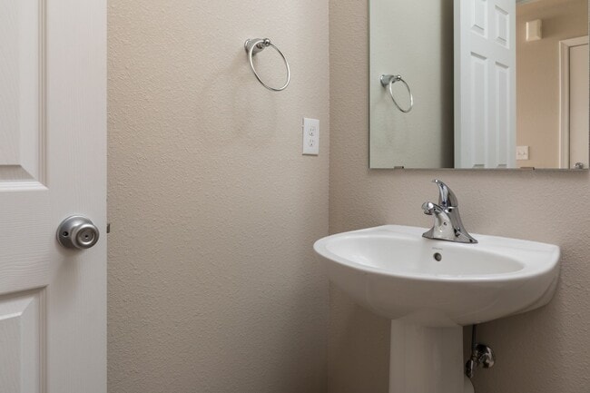 Building Photo - Immediate Occupancy Available!