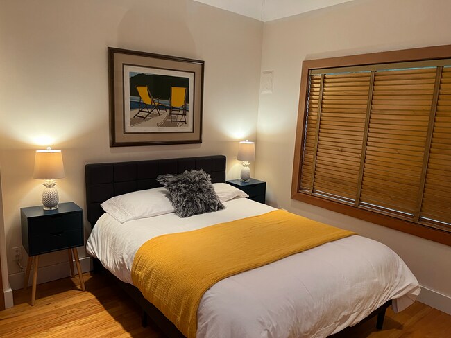 Master bedroom with queen - 1304 Lakeside Ave S