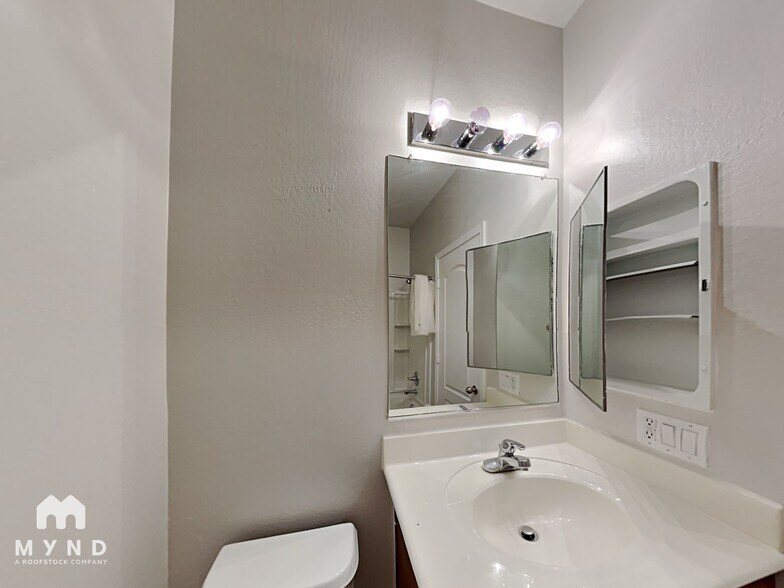 Building Photo - 1409 N 81st Dr