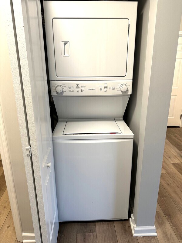 Building Photo - 809 E Main St