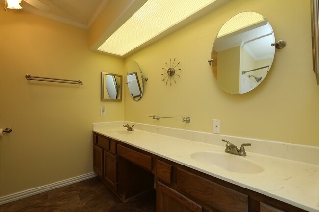 Building Photo - 6430 Kentwick Dr