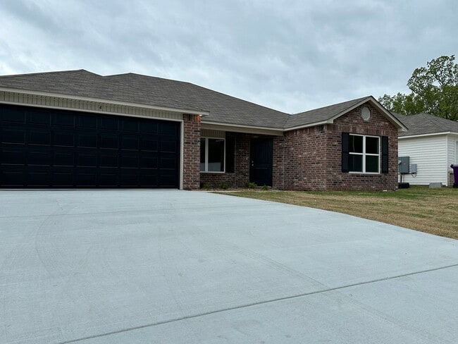 Building Photo - Contact Peggy 501 676 1758