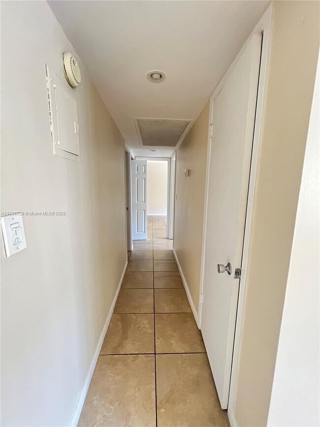 Building Photo - 401 Golden Isles Dr