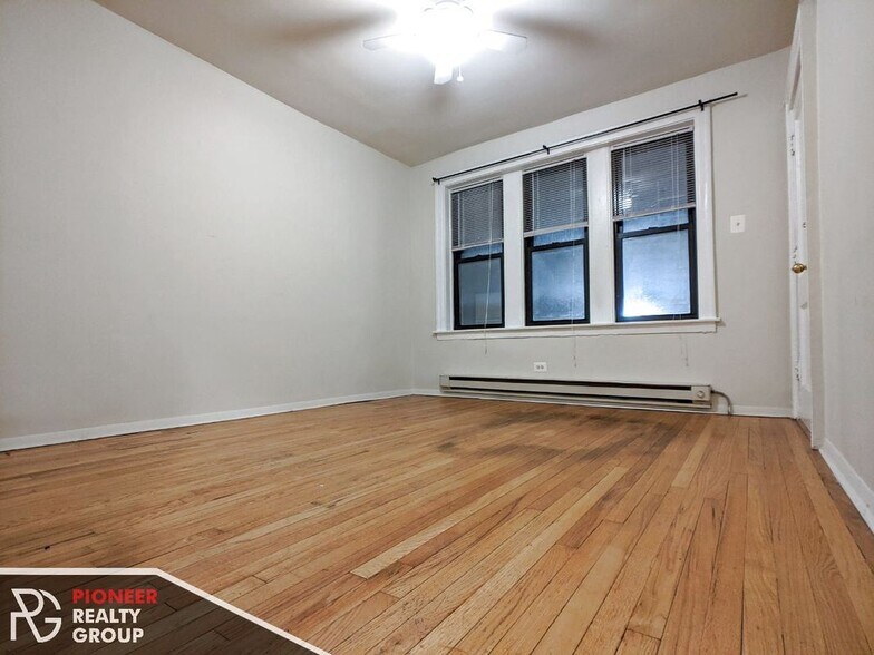 Building Photo - 837 W Cornelia Ave