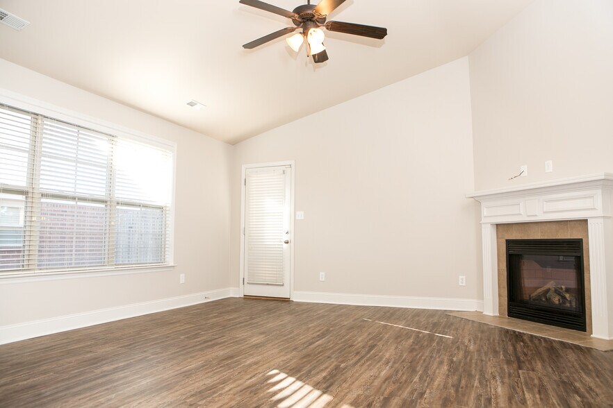living room - 307 Dovington Dr