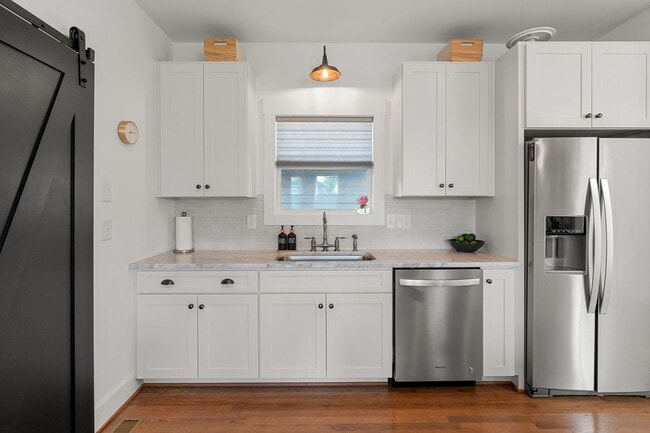 Building Photo - Stunning Rental In Charlotte Parkside