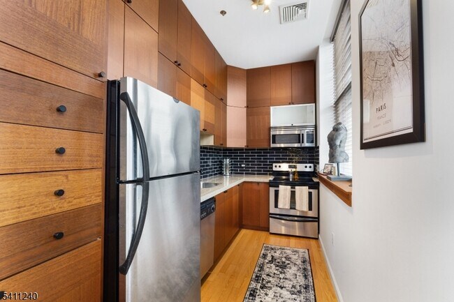 Building Photo - 240 Main St