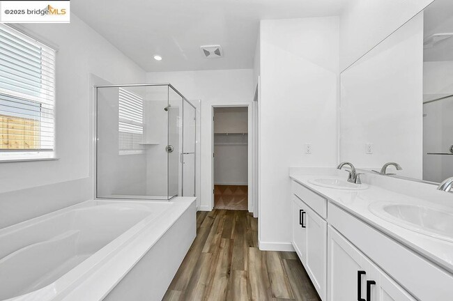 Building Photo - 354 Astilbe St