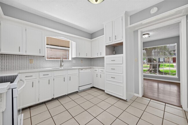 Building Photo - 5703 Green Timbers Dr