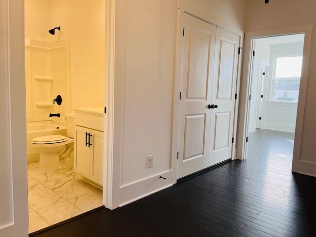 Building Photo - LIKE NEW IN PARK VUE! Townhome located across from Westside Park in Atlanta! MUST SEE!