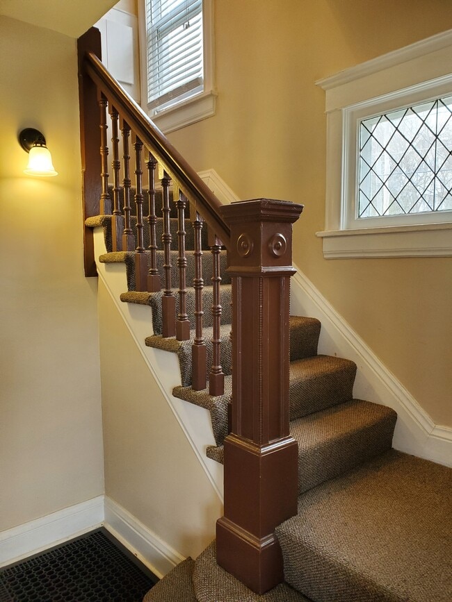 Building Photo - 608 S 35th Ave