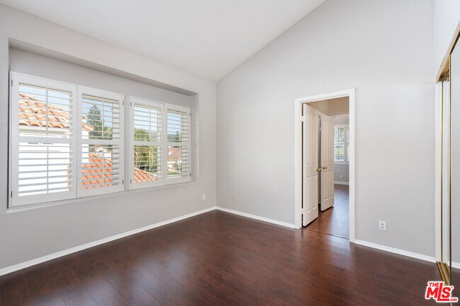 Building Photo - 5683 Hazelcrest Cir