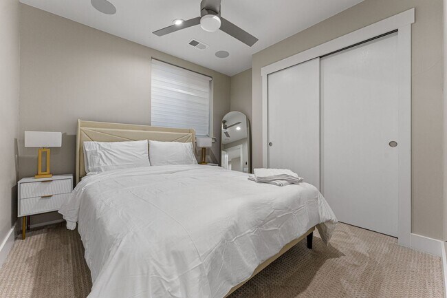 Building Photo - 5 Bed, 5 Bath home in South Park Hill
