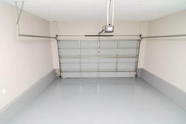 Building Photo - Beautifully updated 3 bedroom, 2.5 bath townhouse in a fantastic Lexington location!