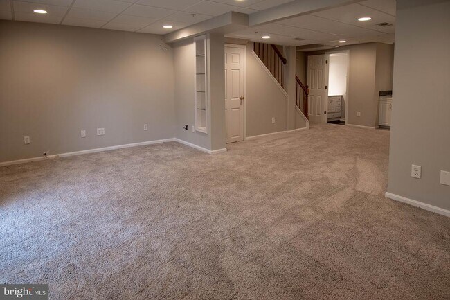 Building Photo - 5620 Queen Anne Ct
