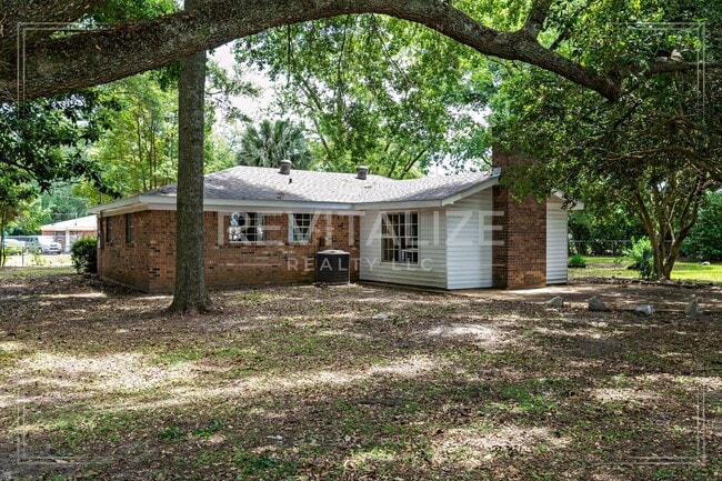 Building Photo - Beautiful Renovated 3 Bedroom/1 Bathroom H...