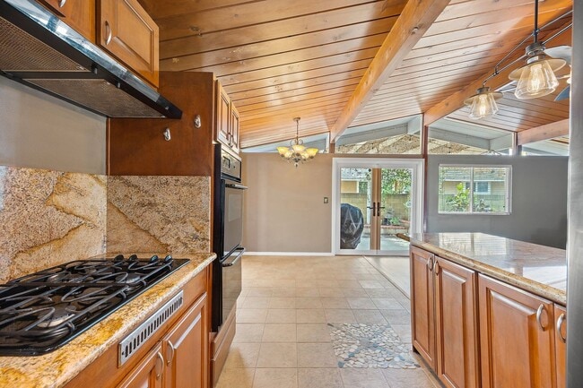 Building Photo - Adorable 3 Bedroom 2 Bathroom Single Story Family Home