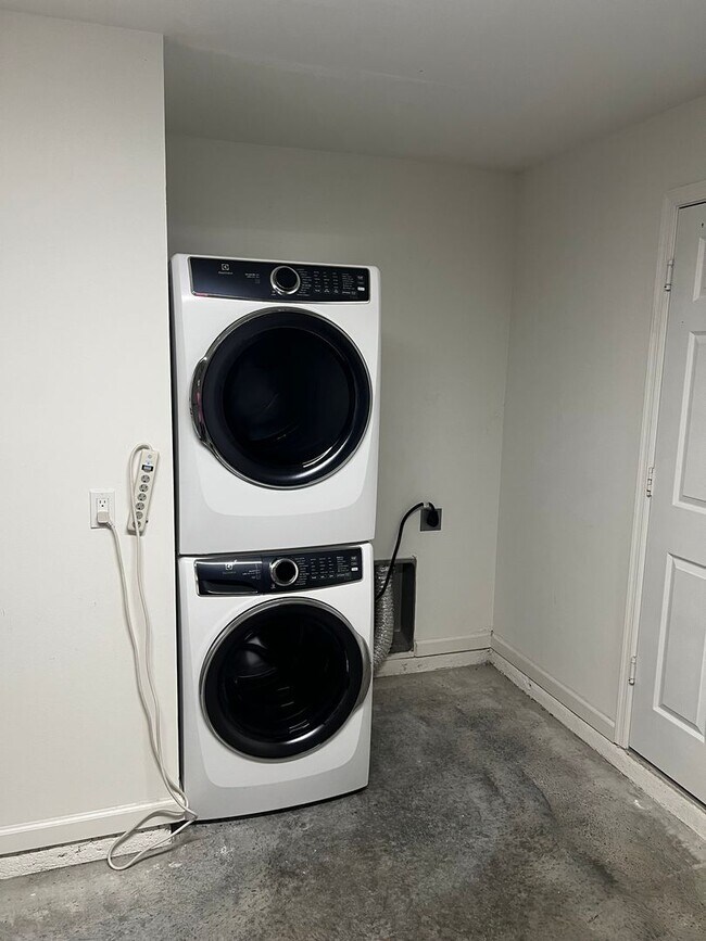 Building Photo - CHARMING 3 BEDROOM, 2 BATH HOME BUILT IN 2022 IN EAST STUART