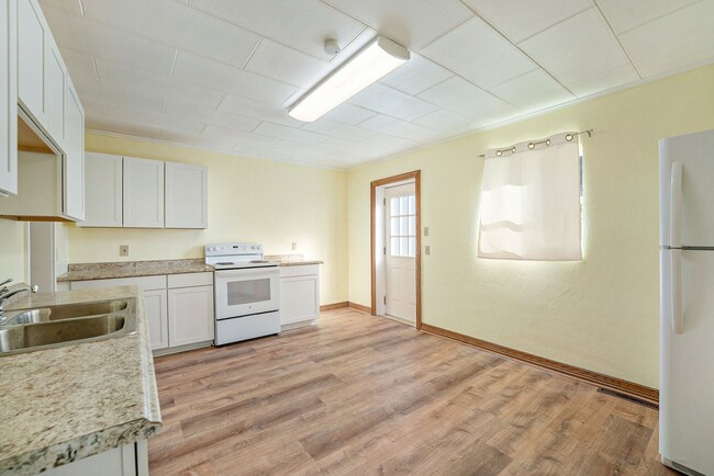 Building Photo - Beautifully remodeled 2 Bedroom home - Clo...