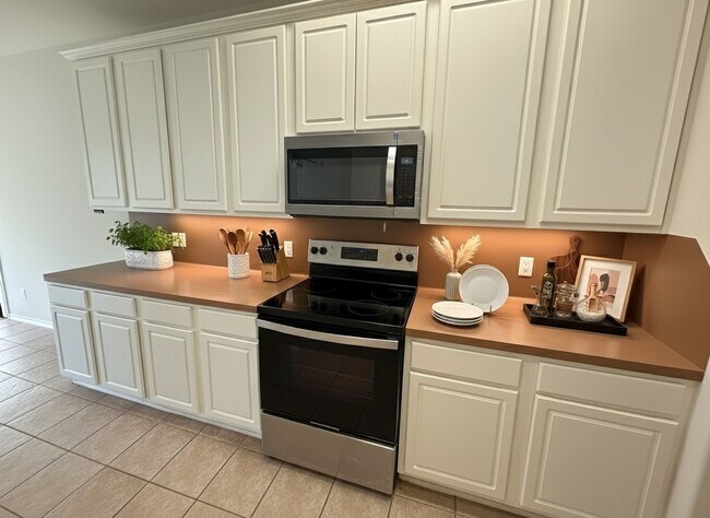 Building Photo - 16623 Newglen Ln