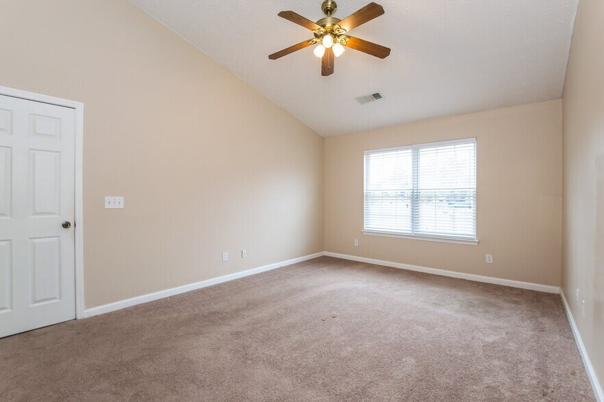 Building Photo - 400 Crested View Dr