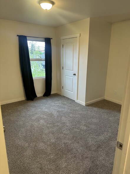 Second bedroom - 2413 Everett Ave