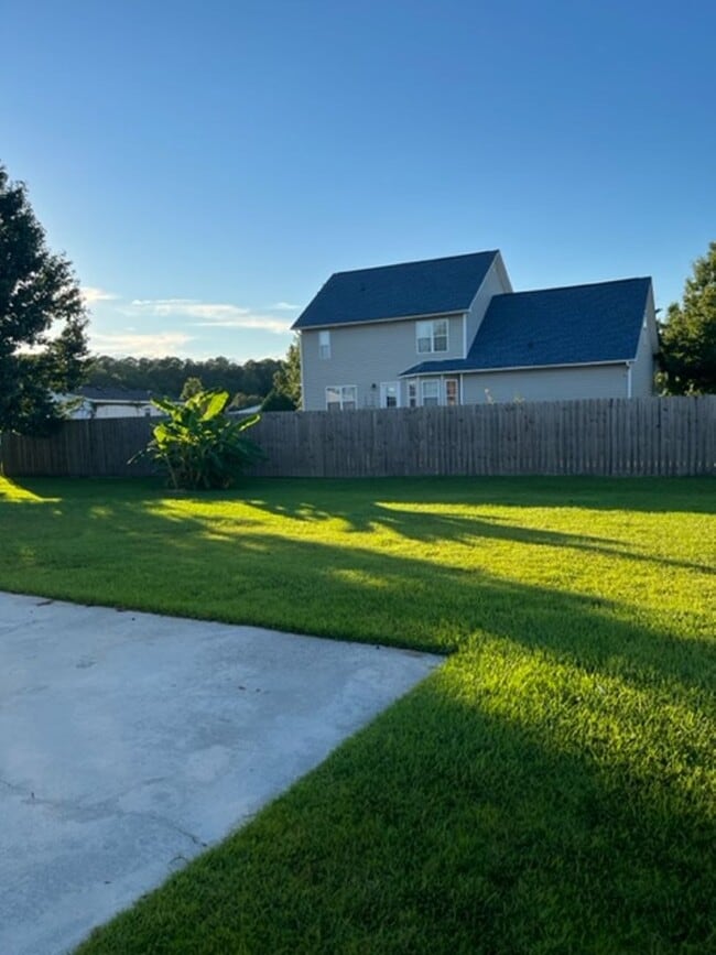 Building Photo - Three Bedroom Two Bath Home with Frog