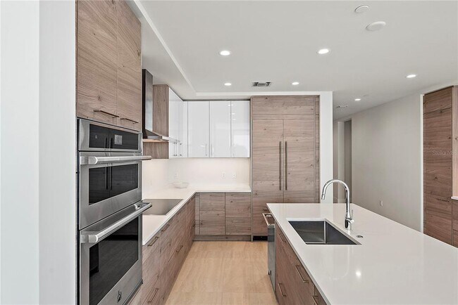Building Photo - 301 1st St S