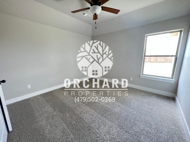 Building Photo - Single Family Home - Open-Concept Cedarwoo...