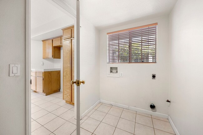 Building Photo - 631 S Glenhurst Dr