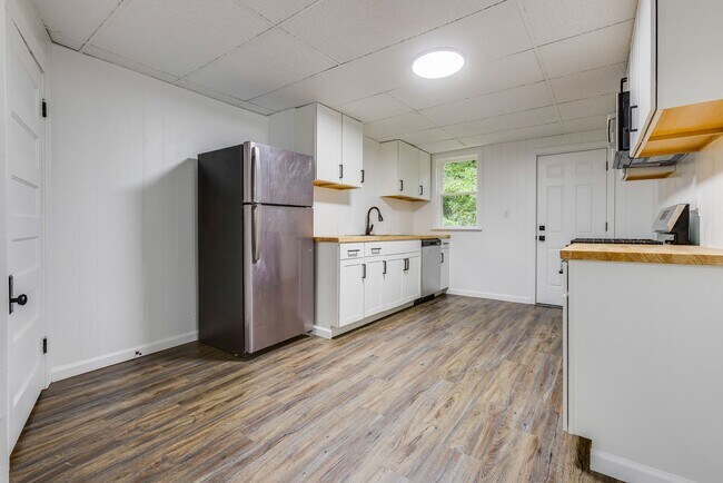 Building Photo - AVAILABLE August 2026 - Fully Renovated Mount Washington Charmer with Historic Details & Modern U...