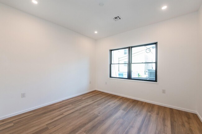 Building Photo - 206 Harrison Ave