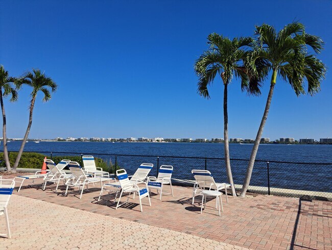 Building Photo - 1502 S Lakeside Dr