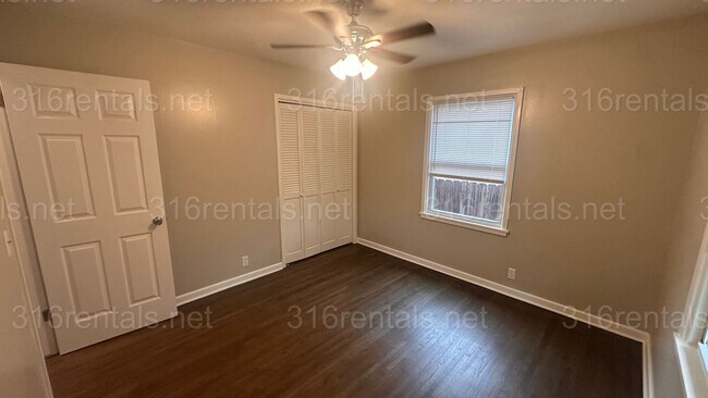 Building Photo - $1250 - 3 bed 1 bath with basement - Singl...