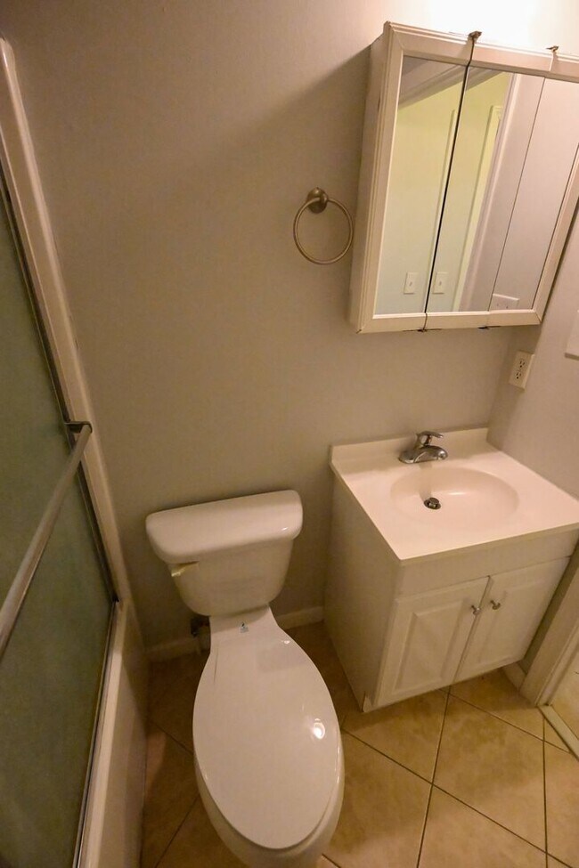 Building Photo - Stunning 3BR / 3BA Home on 2.48 Acres – Hillsborough, NC