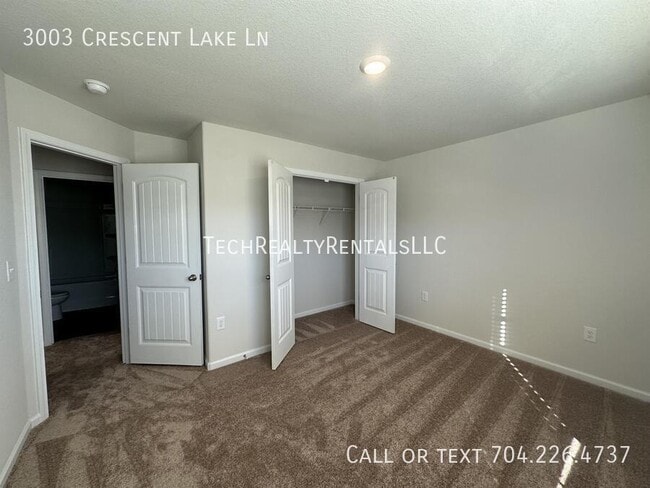 Building Photo - 3003 Cres Lk Ln