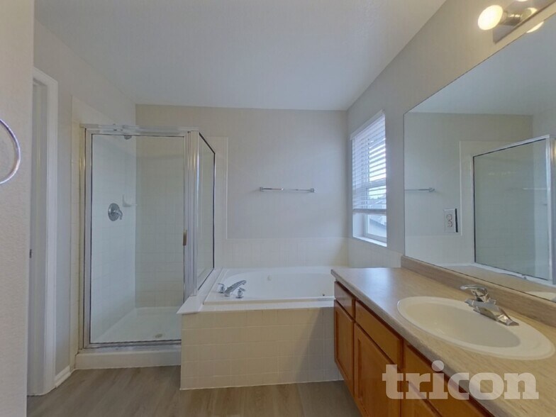 Building Photo - 9909 Vine St