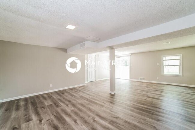Building Photo - 3 Bedroom Pet-Friendly Home in BLUE SPRINGS, MO with Main Street Renewal