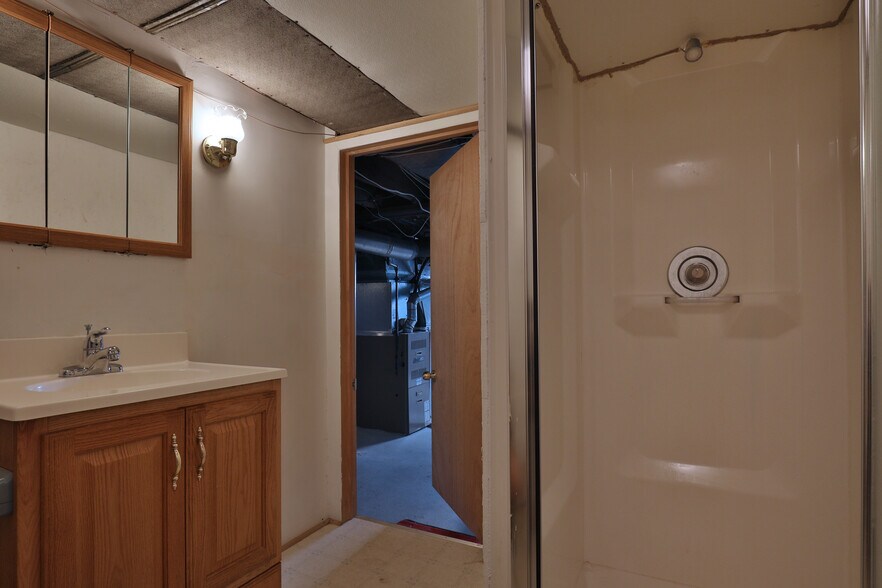 Building Photo - 5586 Emerson Ave