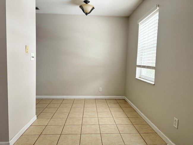 Building Photo - 700 Village Ln