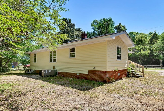 Building Photo - HINTON AVENUE - 4 Bedroom - Perfect for UNCW/Students Welcome & minutes to Wrightsville Beach!