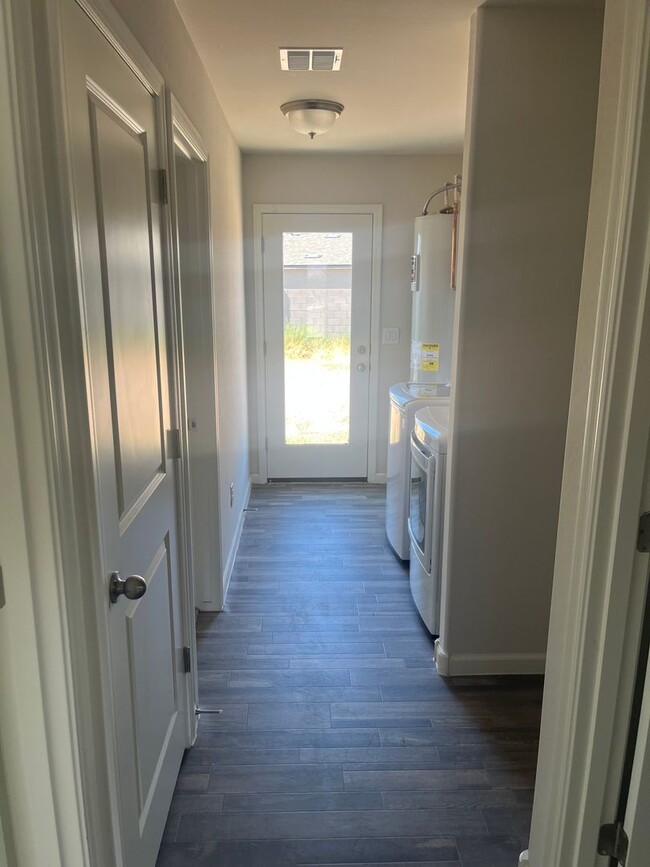 Building Photo - 2 weeks free rent with approved applicatio...