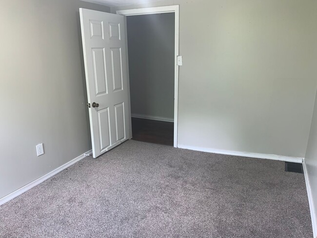 Building Photo - 3 bedroom 1.5 bathroom located in Carlisle...