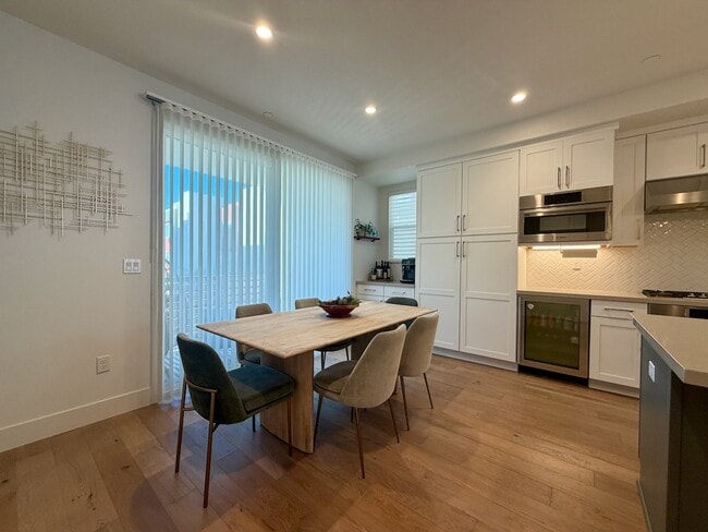 Building Photo - 561 Pilgrim Dr