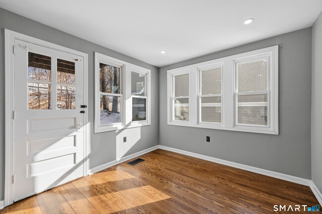 Building Photo - 33 Maple St