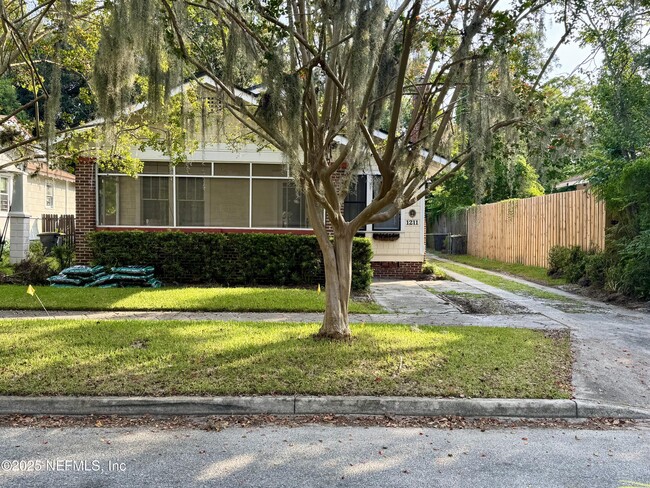 Primary Photo - 1211 Cherry St