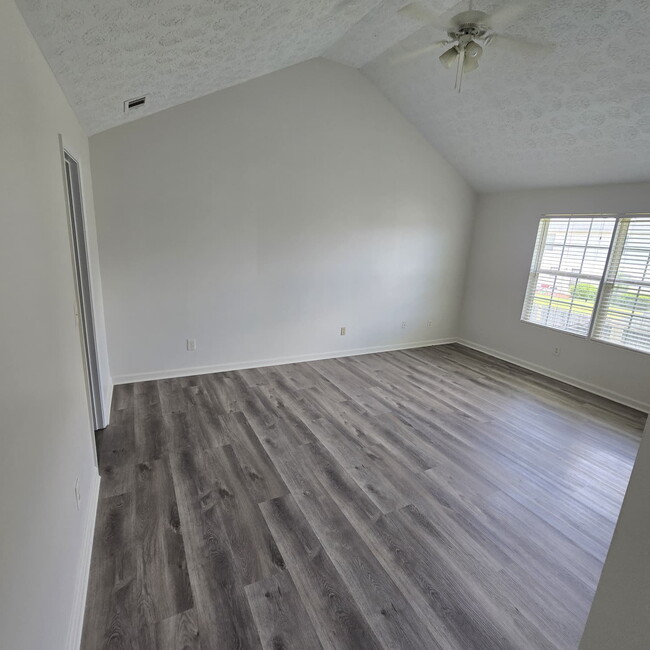 Building Photo - "Charming 3-Bed Retreat with 2.5 Baths on Cimmaron Court, Hampton!"
