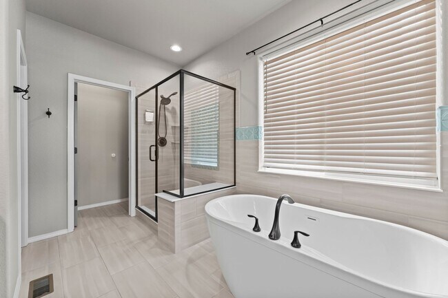 Building Photo - Beautifully Updated 4-Bedroom Home with Op...