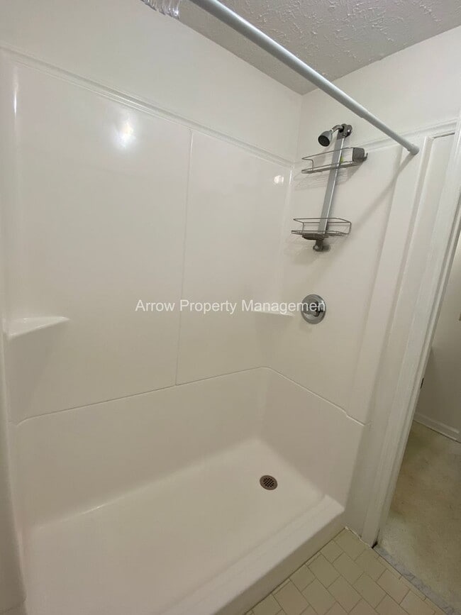 Building Photo - 2 Bedroom / 2.5 Bathroom / Amenities Include Pool & Tennis Courts / Assigned Parking / Minutes to...