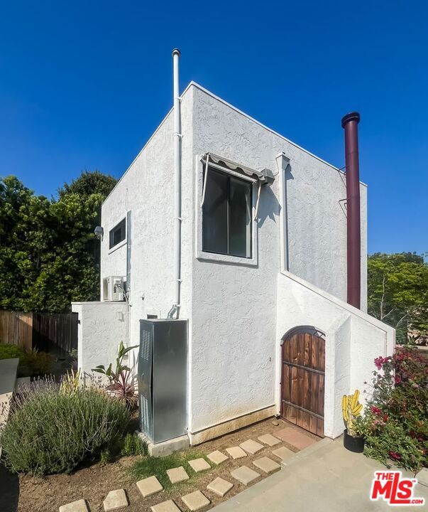 Building Photo - 844 Maltman Ave